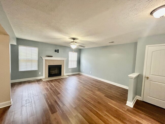 Photo - Large 4 Bed, 2.5 bath in Lexington!