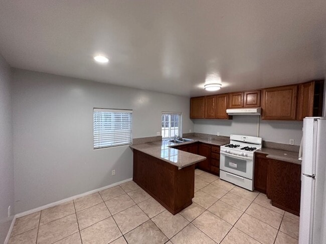 Charming 2 bed+1 bath + bonus office avail... - Charming 2 bed+1 bath + bonus office avail... House
