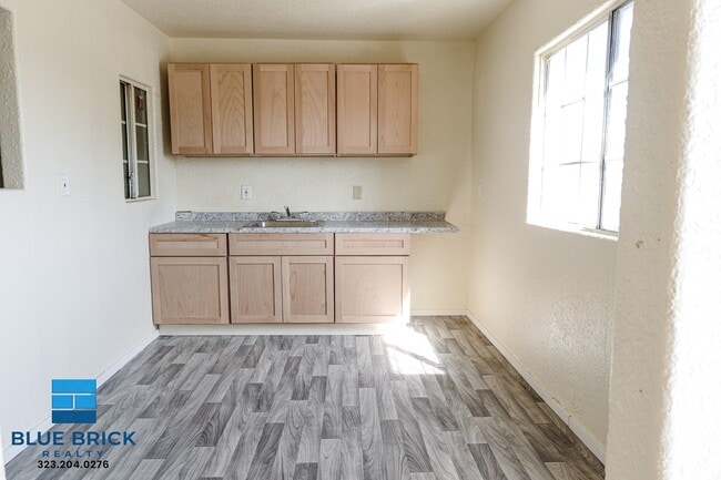 Building Photo - 1403 W 53rd St