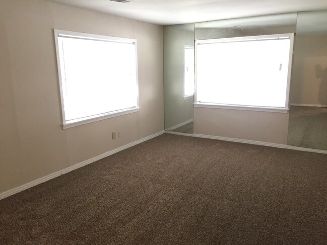 House - living area - 7547-7551 Morley St