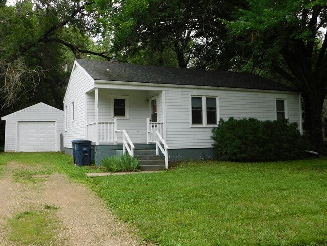 Building Photo - Very nice 3 bedroom/1 bath in El Dorado! Rental