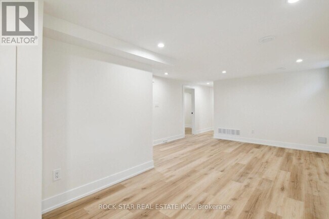 Photo - 87 Leaside Dr