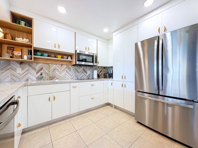 Building Photo - 2311 S Cypress Bend Dr Unit 319a