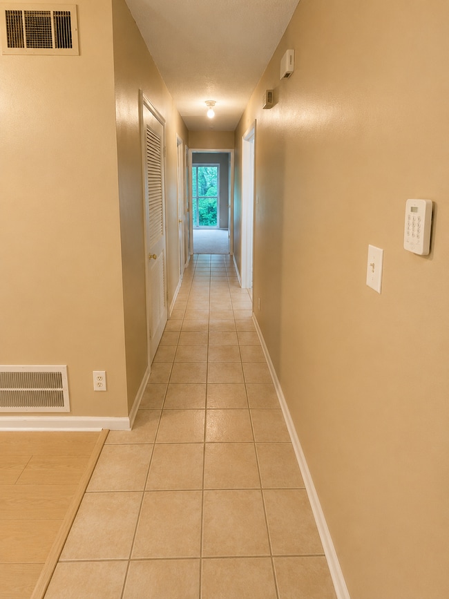 Photo - 1220 Oakplace Dr SW