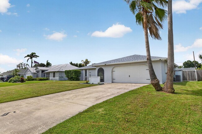 Photo - 825 SE Starflower Ave
