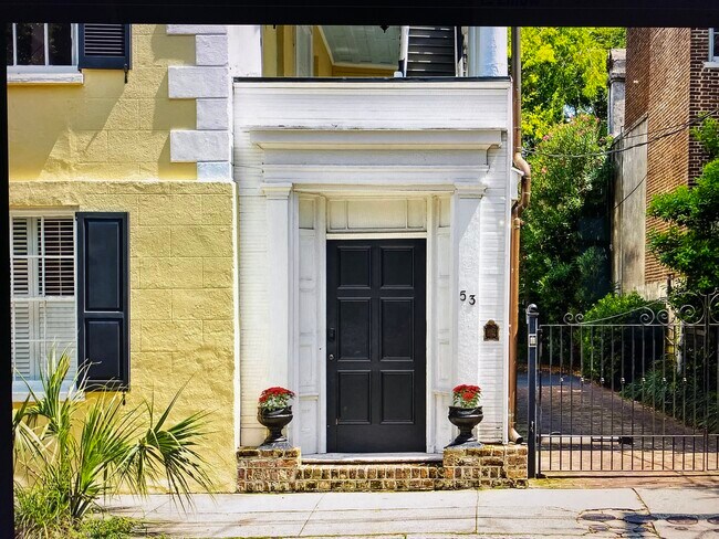 Beautiful Historical Home - Front Entrance - 53 Hasell St Condo Unit 53 Hasell St. Sleeps 4