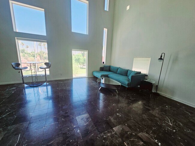 Photo - 1111 W University Dr