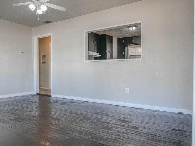 Photo - 3305 Itasca St