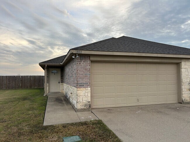 Building Photo - 1800-1802 Prosperity Trail Unit 1802 Prosperity Trl