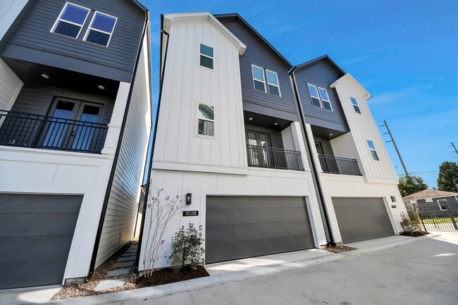 Building Photo - 1102 Mansfield St