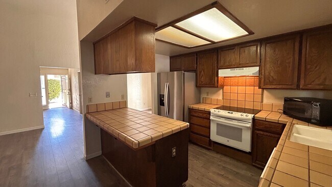 Photo - 545 Navarre Pl