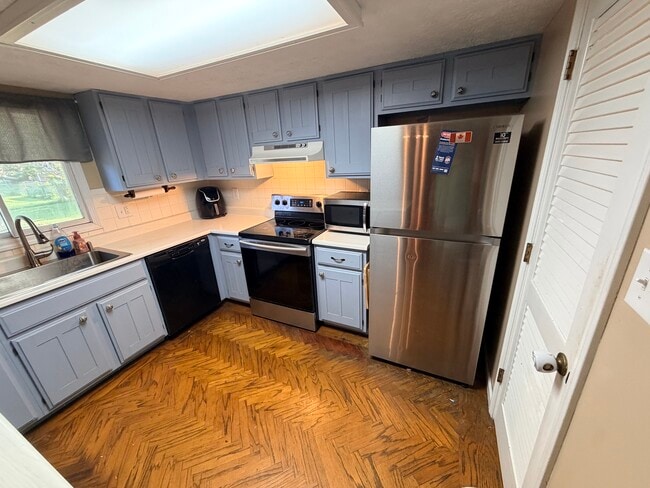 548 Queenswood Dr