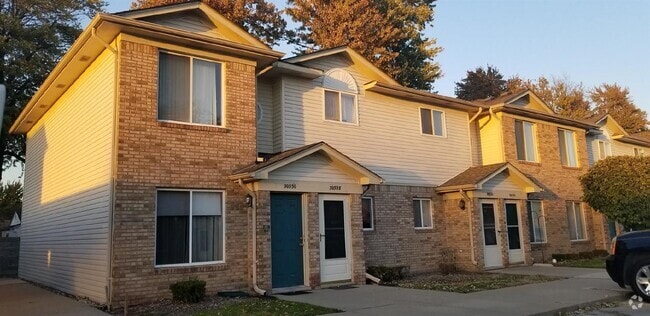 Building Photo - 2 Bedroom Lower Condo w/ Private Entrance.... Unit 23