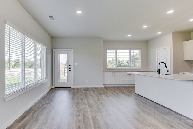 Photo - AVAILABLE NOW! LUXURIOUS TRIPLEX LOCATED O...