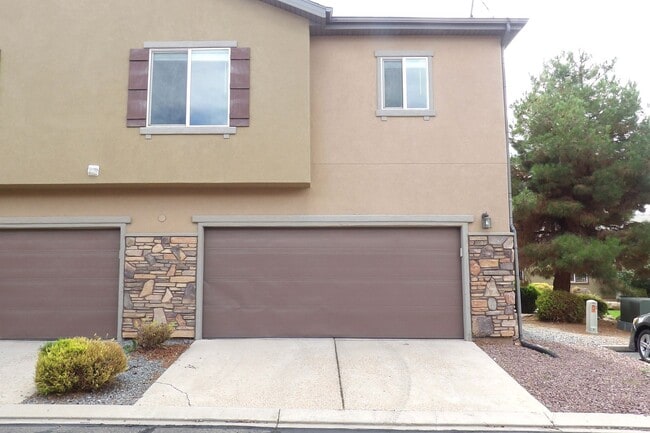 Building Photo - Pet Friendly 2 Bedroom Cedar Crossing Town... Rental