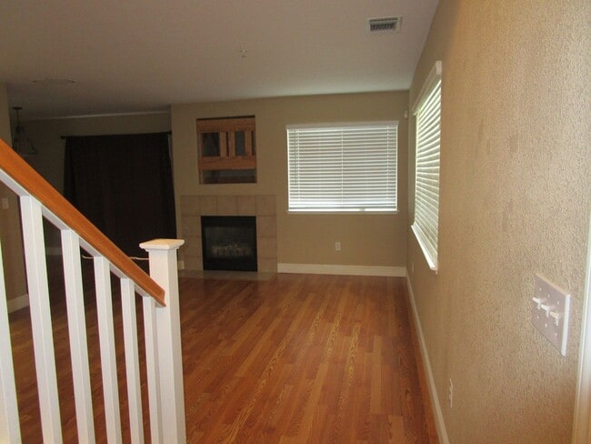 Photo - 142 Altamont Ct