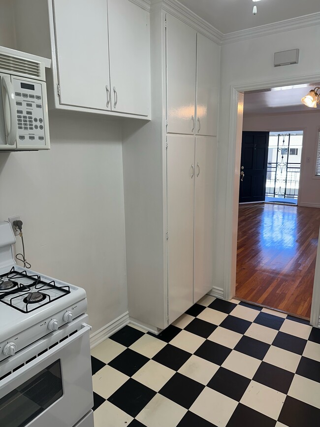 Cocina - 933 W Huntington Dr