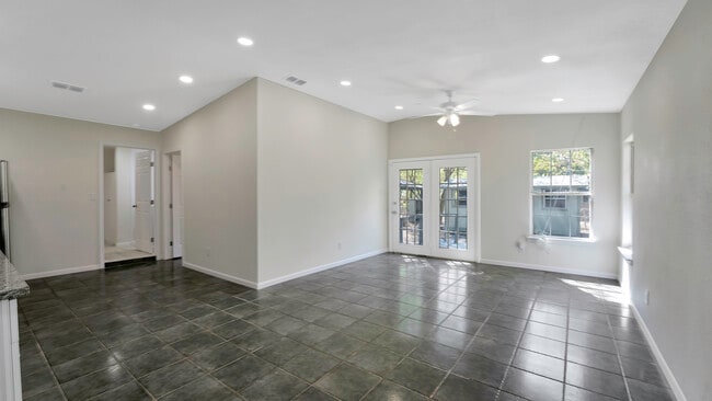Building Photo - 542 Thorain Blvd Rental