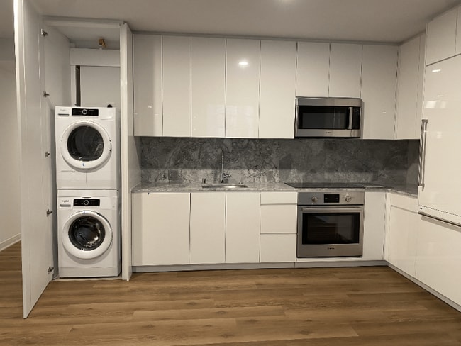 Photo - 987 Queen St