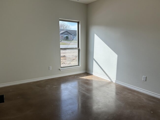Photo - 1604 New England Rd
