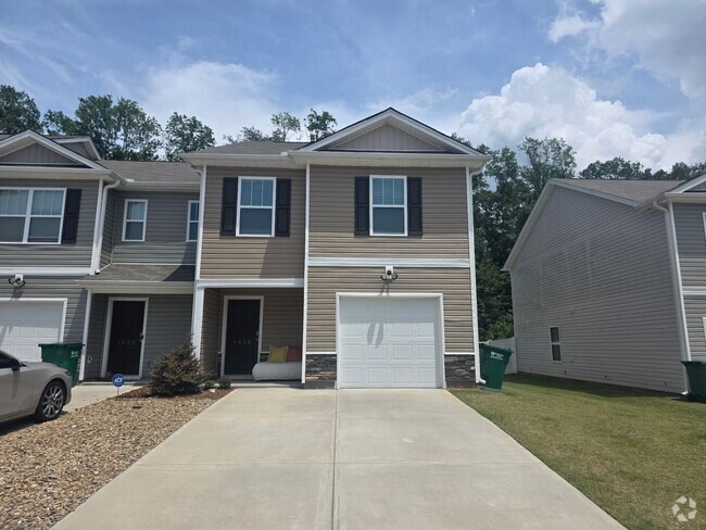 Building Photo - Perfectly Located Townhome