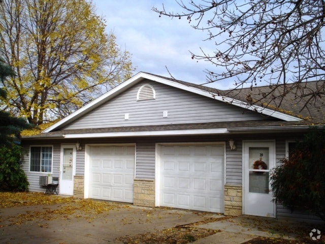 Building Photo - 1933 Victory St Rental