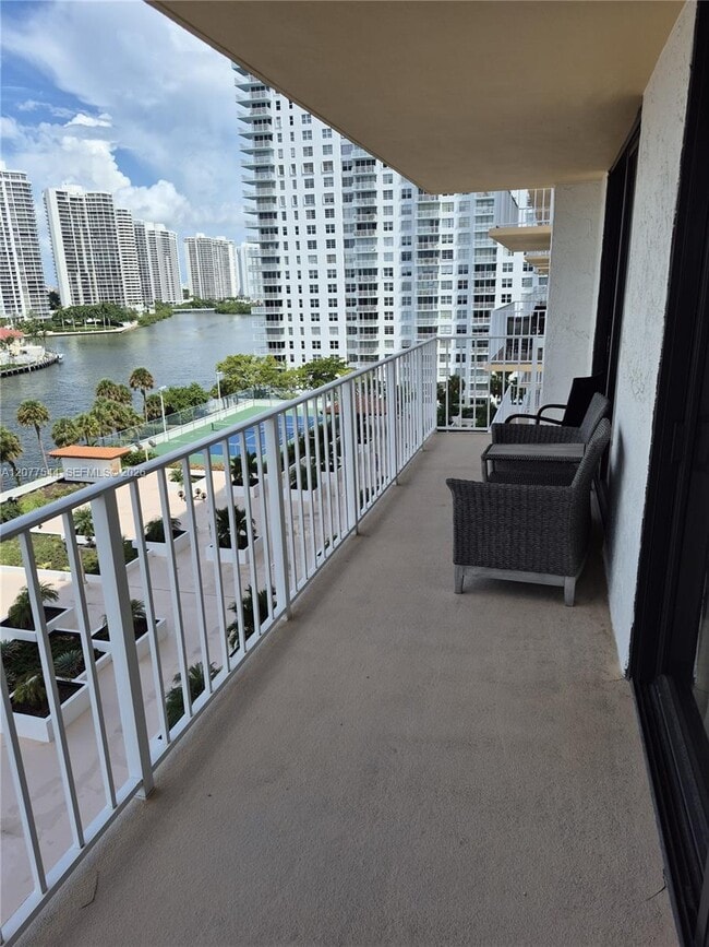 Photo - 290 174th St Unit 903