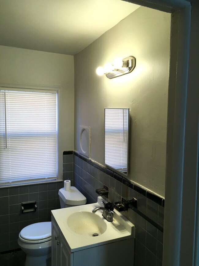 Photo - 18457-59 Hoover Unit 57