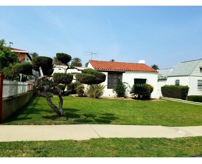 Building Photo - 1147 S Victoria Ave