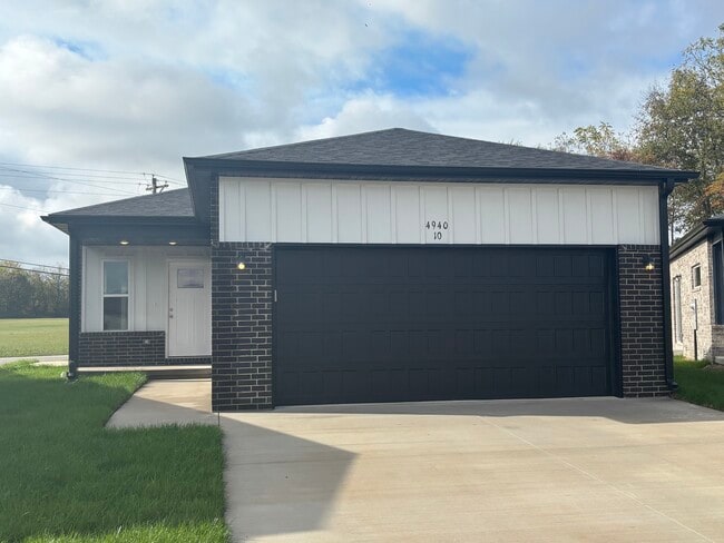 Building Photo - 4940 W Minota St