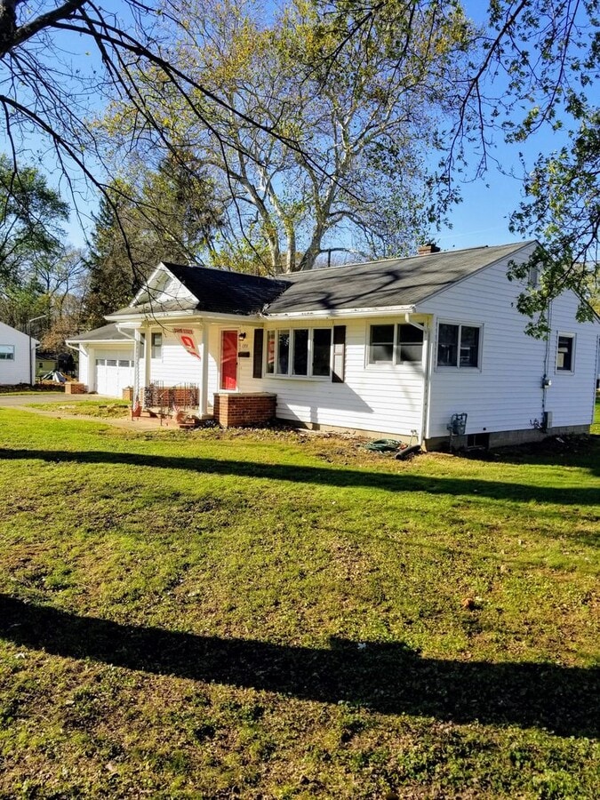 Beautiful 3 Bedroom, 2 Bathroom Home with Basement & 2-Car Garage - Beautiful 3 Bedroom, 2 Bathroom Home with Basement & 2-Car Garage