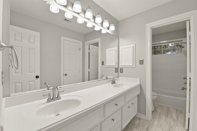 Photo - 1915 Lytham Ln