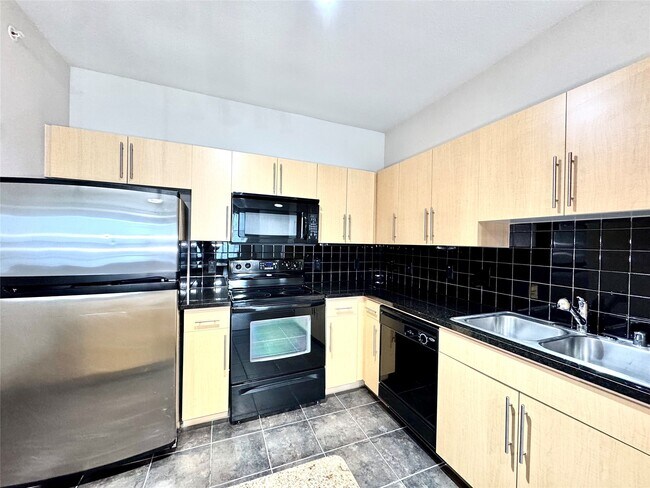 Building Photo - 3660 Richmond Ave. Unit 331