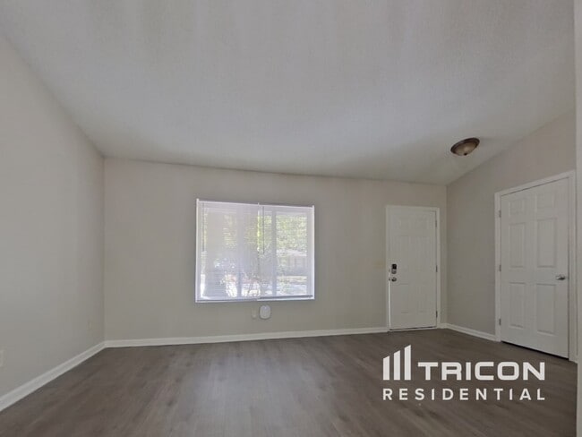 Photo - 201 Raintree Dr