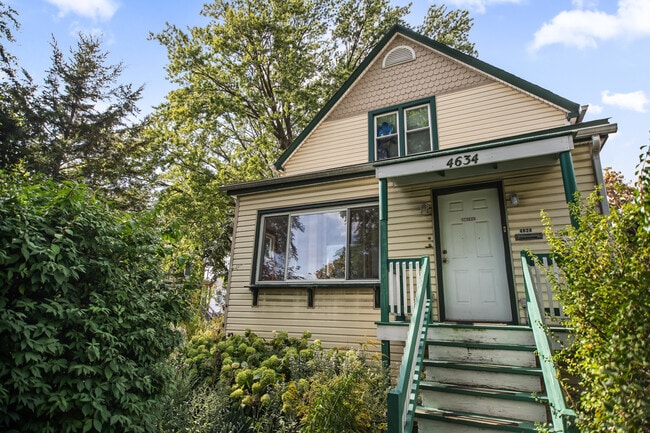 Building Photo - 4634 N Kennicott Ave Unit 1