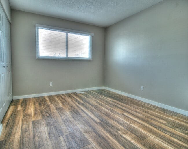 Photo - 1703-142A 42a St