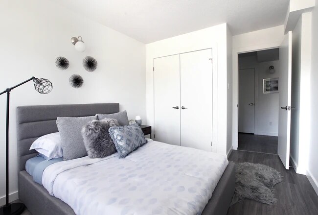 Photo - 270 E Spadina Rd