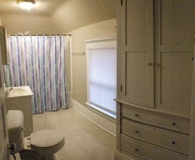 1023 W 3rd St Unit 4