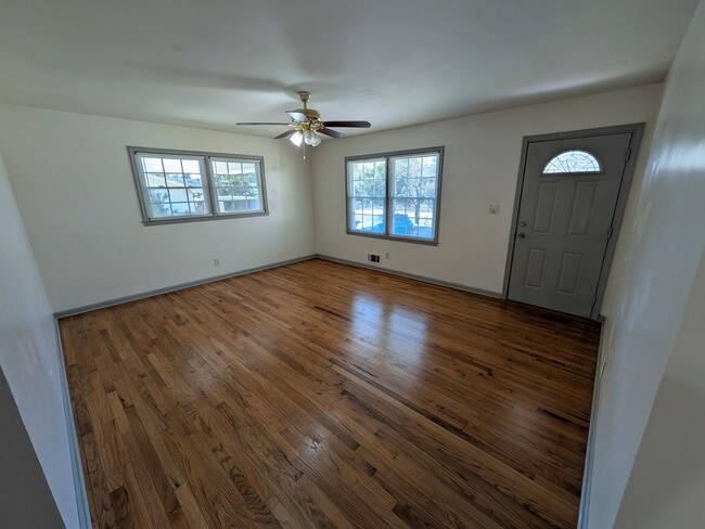 Front door entrance to living room - 6082 Walker Rd