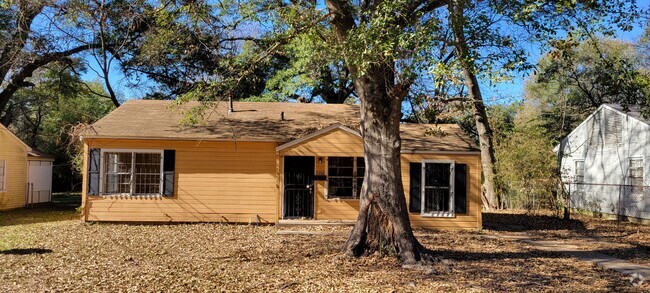 Building Photo - Nice 3 bedroom/1 bath home with Central Ai...