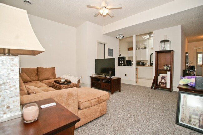 Building Photo - 704 N 3rd St Unit 3
