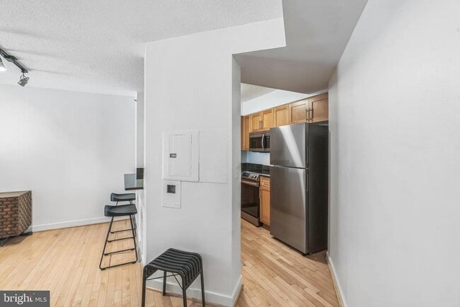 Building Photo - 7500 Woodmont Ave Unit S714