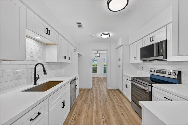 Building Photo - 14734 Perthshire Rd Unit D