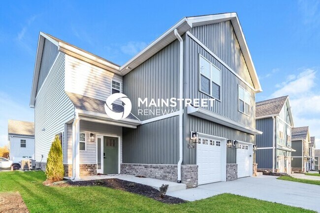 3 Bedroom Pet-Friendly Home in Jeffersonville, IN with Main Street Renewal