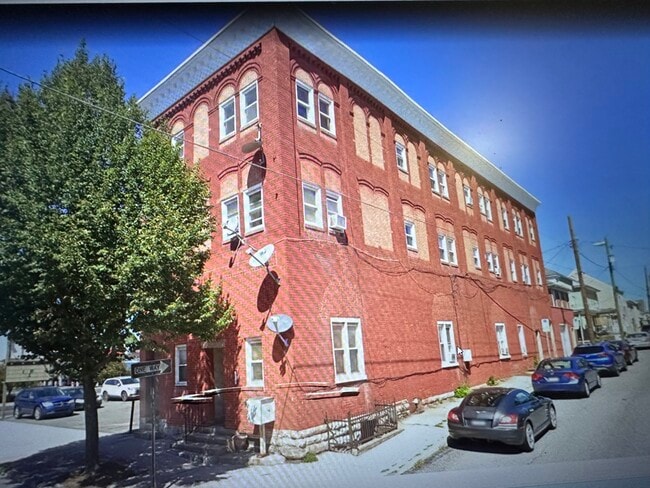 Building Photo - 300-306 W Main St