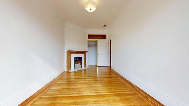 Building Photo - Bright Top-Floor 2BR / 1.5BA Apartment North of Panhandle & Next to Golden Gate Park