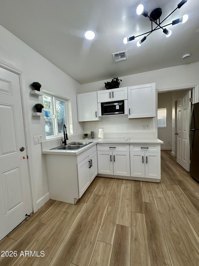 Photo - 3125 E Oak St