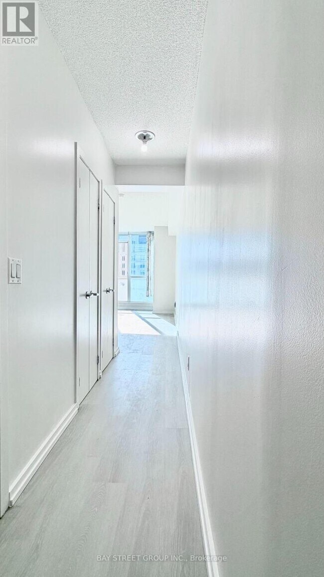 Photo - 218 Queens Quay W Unité 604