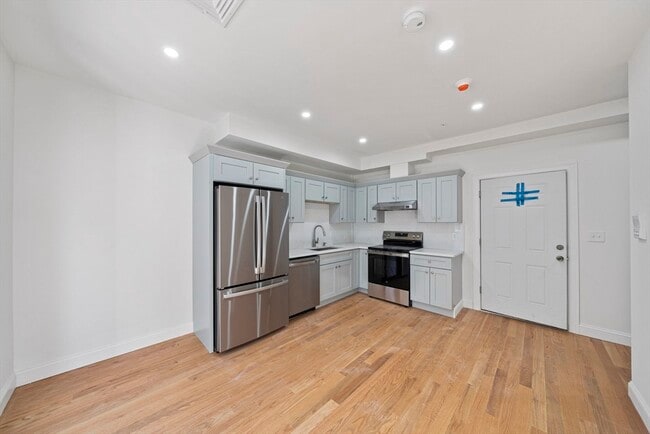 Building Photo - 417 Commercial St Unit 2