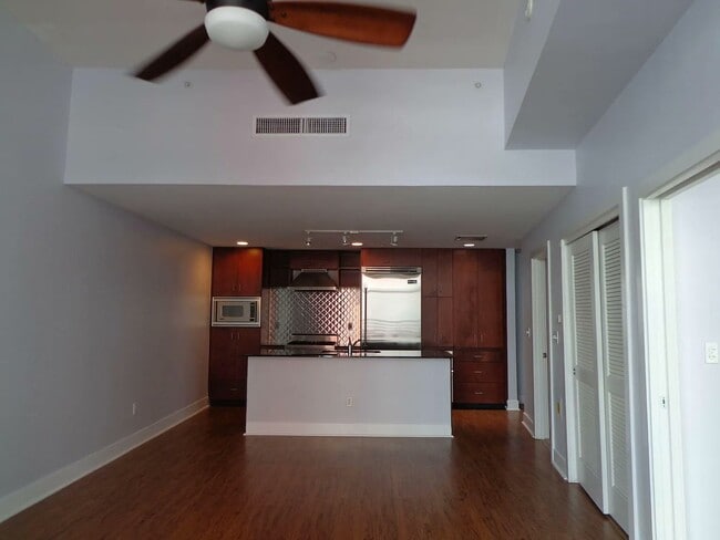 Photo - 1120 E Kennedy Blvd Unidad Crimson